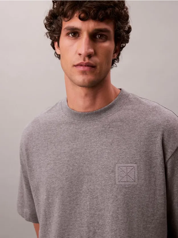 Med Grey Heather تيشيرت بقصّة مريحة بملصق شعار