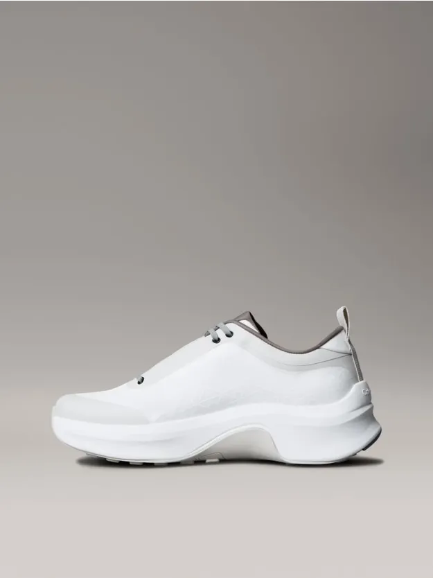 White/Granite Road/Granite Gray حذاء رياضي خفيف الوزن للغاية من قماش شبكي جيد التهوية