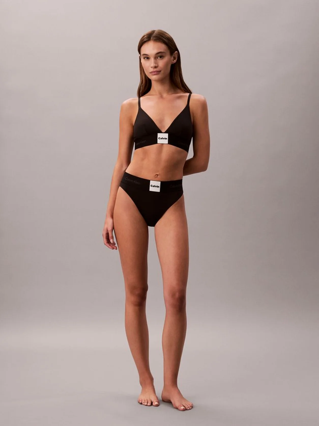 Black برا غير مبطنة بتصميم مثلث - كلفن كلاين جرافيك