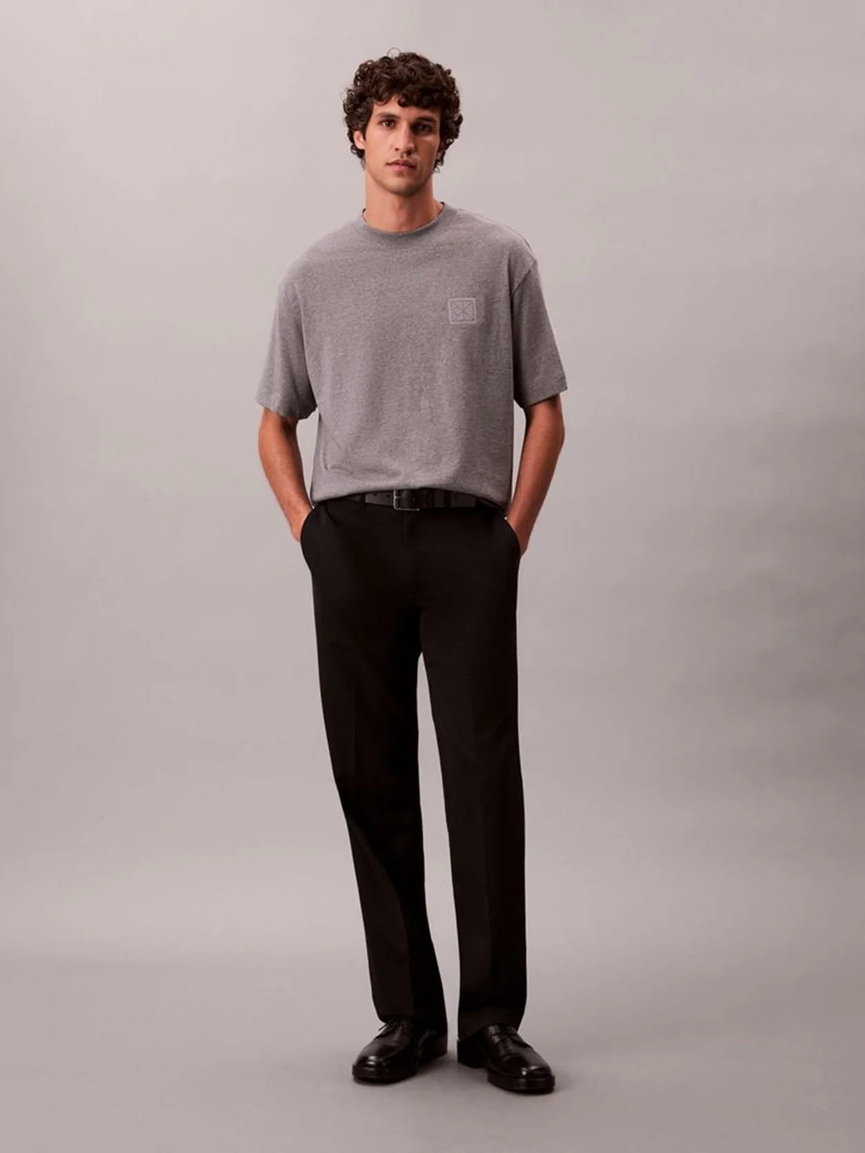 Med Grey Heather تيشيرت بقصّة مريحة بملصق شعار