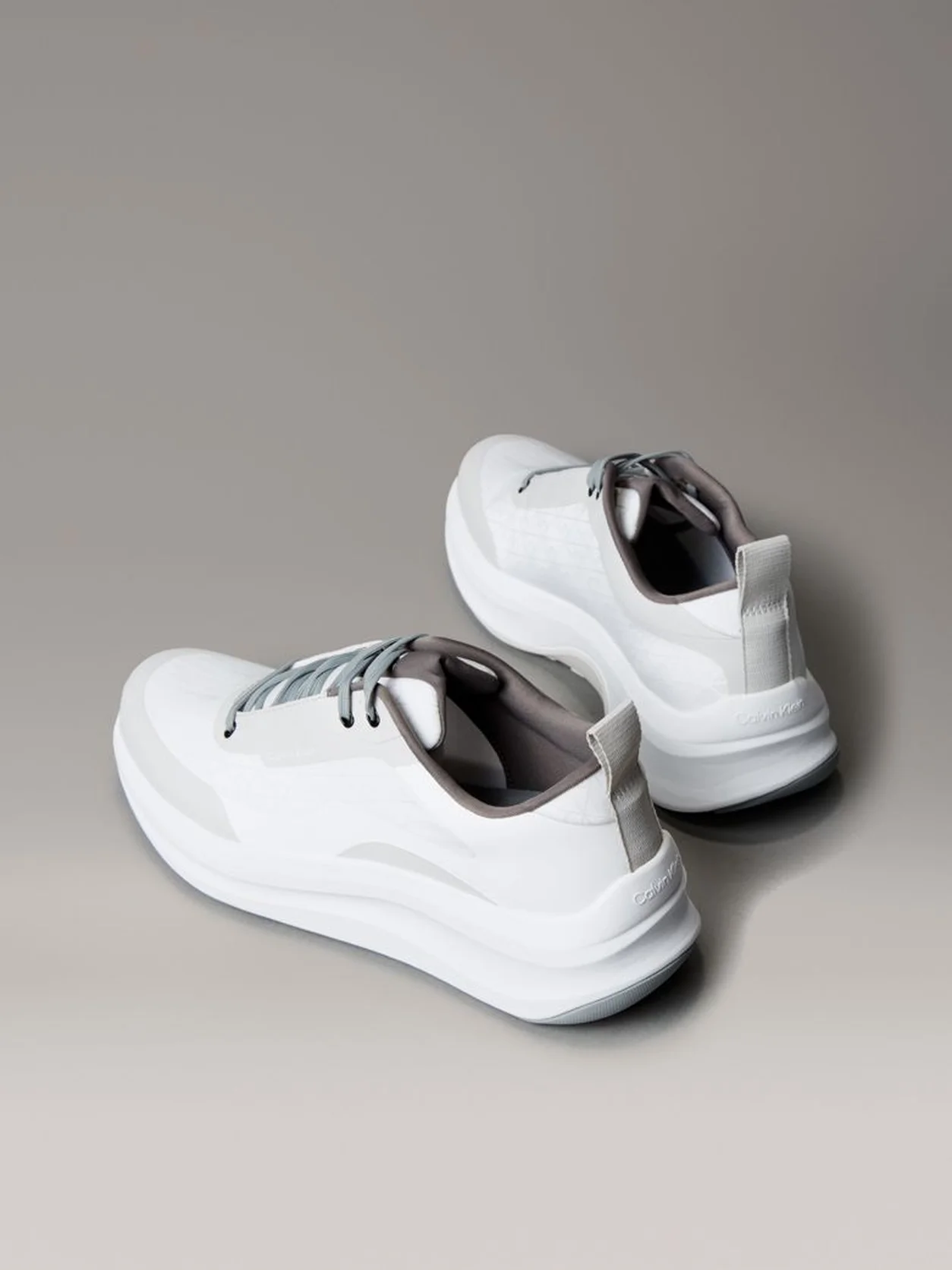 White/Granite Road/Granite Gray حذاء رياضي خفيف الوزن للغاية من قماش شبكي جيد التهوية