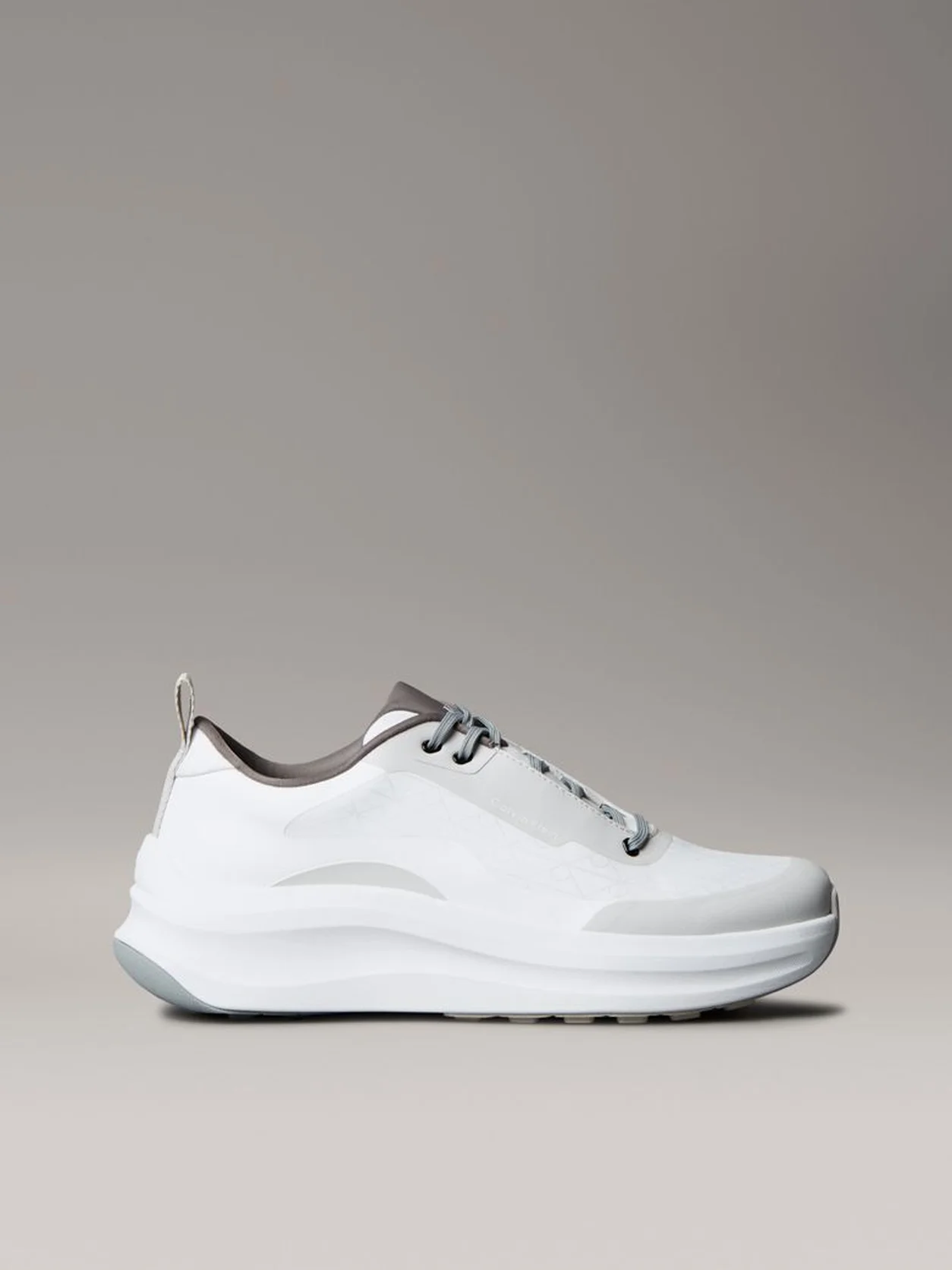 White/Granite Road/Granite Gray حذاء رياضي خفيف الوزن للغاية من قماش شبكي جيد التهوية